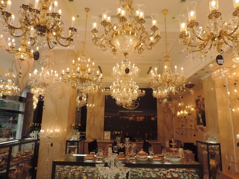 Đèn pha lê Tiệp Khắc là mặt hàng được ưa chuộng nhất tại cửa hàng Quà tặng pha lê.