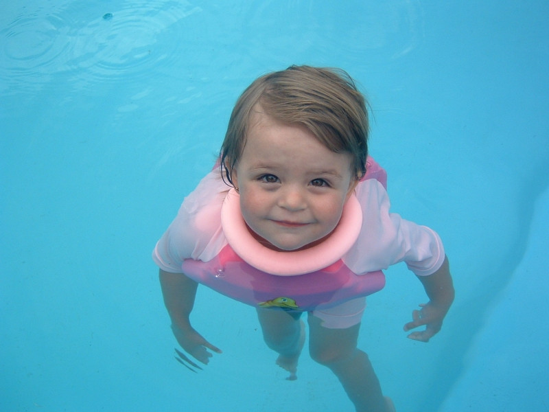 Bộ quần áo giúp bé tập bơi Swimsafe tại Kids plaza