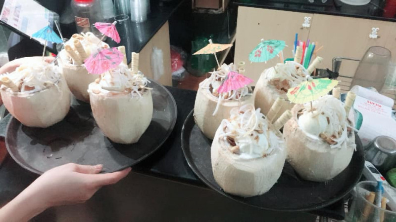 Xét về hình thức, kem dừa Sucha có bài trí khá đẹp với kem màu trắng sữa và lượng kem 