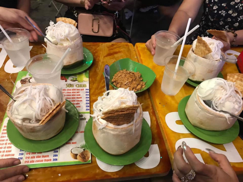 Kem dừa tại quán kem Quỵt