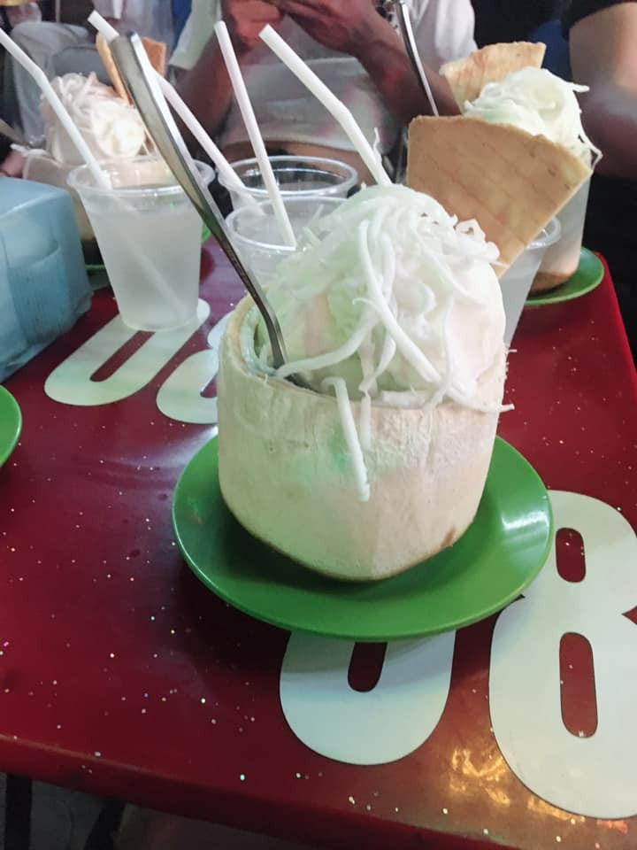 Kem dừa thơm ngon tại quán Quỵt