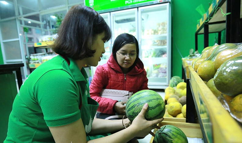 Khách hàng mua thực phẩm tại cửa hàng rau hữu cơ Tâm Đạt