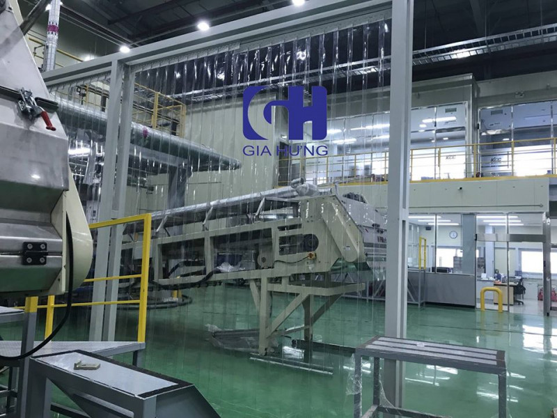 Rèm nhựa PVC được lắp tại nhà máy.