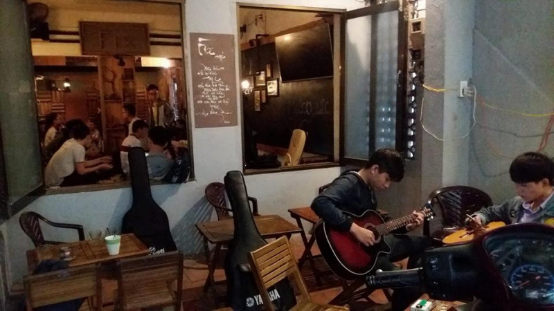 Các nhóm guitar tụ tập ở quán đông đúc