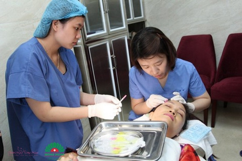 Bác sĩ TMV Hồng Ngọc thực hiện cấy chỉ căng da mặt cho bệnh nhân