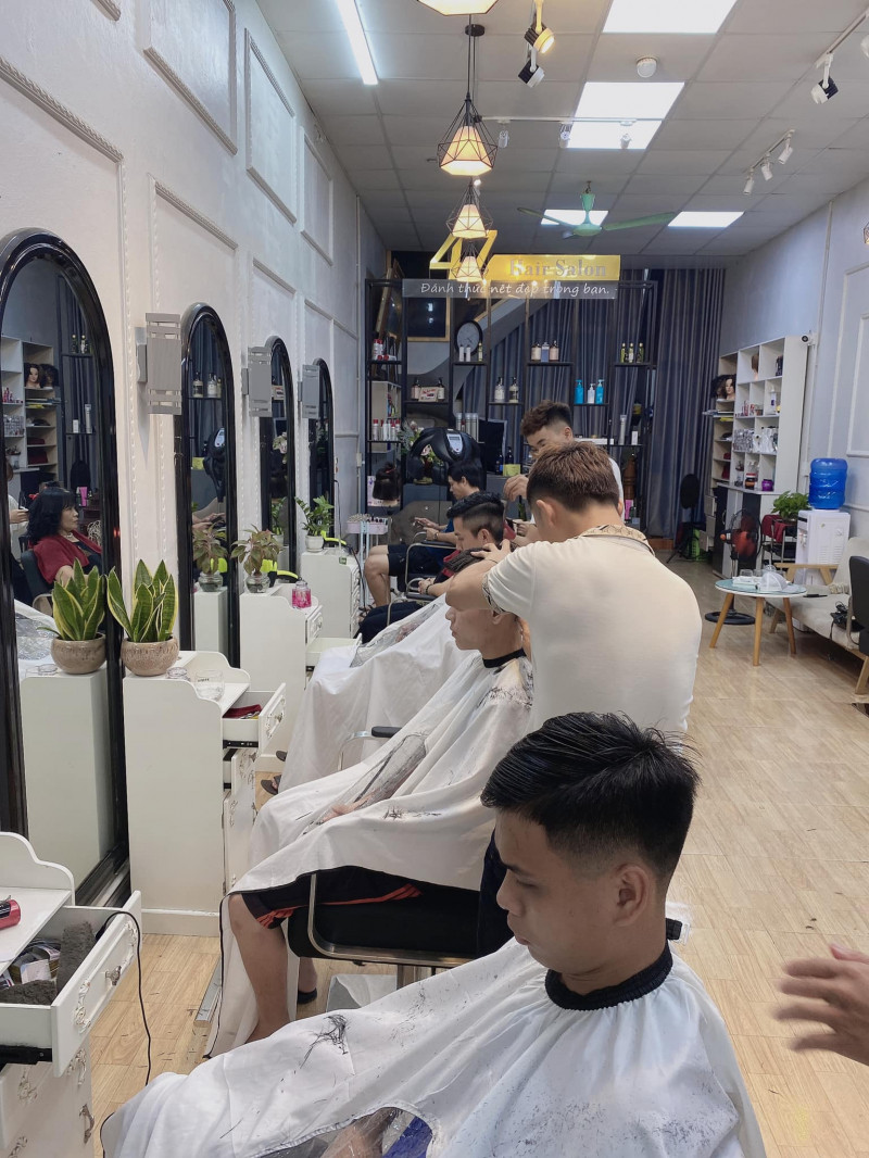 Cắt tóc nam Ninh Bình - Đến với cửa hàng cắt tóc nam tại Ninh Bình, bạn sẽ được tạo dáng kiểu tóc đẹp và phong cách hơn bao giờ hết. Với đội ngũ thợ lành nghề, chuyên nghiệp và thân thiện, chắc chắn bạn sẽ cảm thấy hoàn toàn tin tưởng và hài lòng với kết quả.