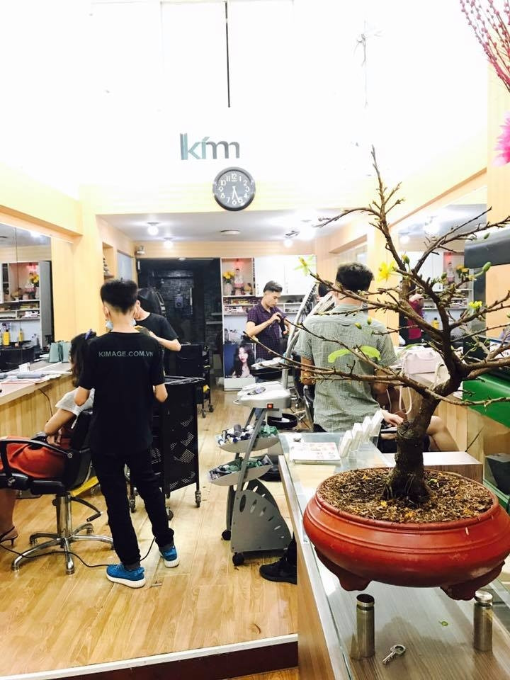 Kim Hair Salon thường xuyên đông khách