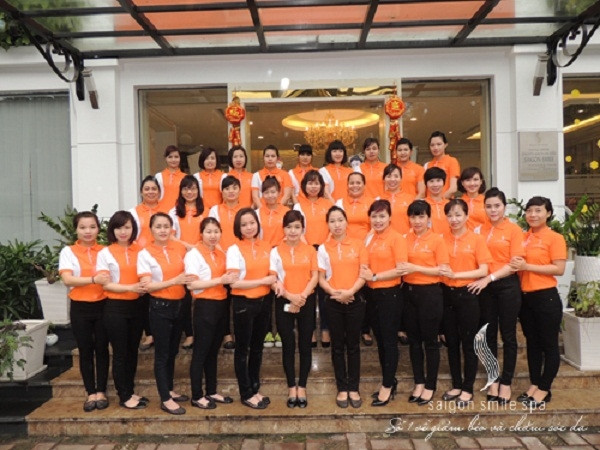 Đội ngũ nhân viên thân thiện, chuyên nghiệp của Saigon Smile Spa