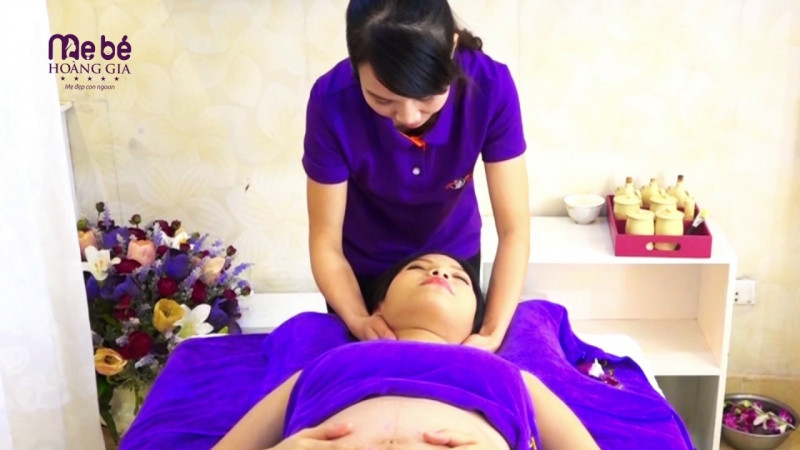 Massage giúp mẹ sau sinh thư giãn