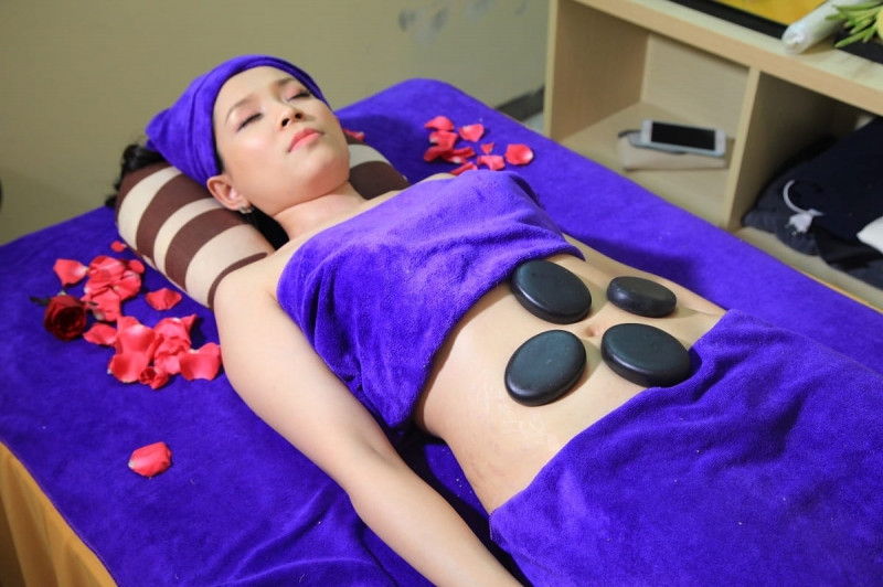 Massage đá nóng giúp lấy lại vòng eo và làn da đẹp