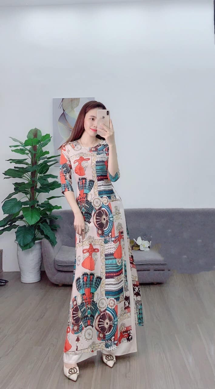 Các thiết kế áo dài tại đây thiên về tôn vinh nét đẹp truyền thống và nét đẹp cổ điển của người phụ nữ Việt