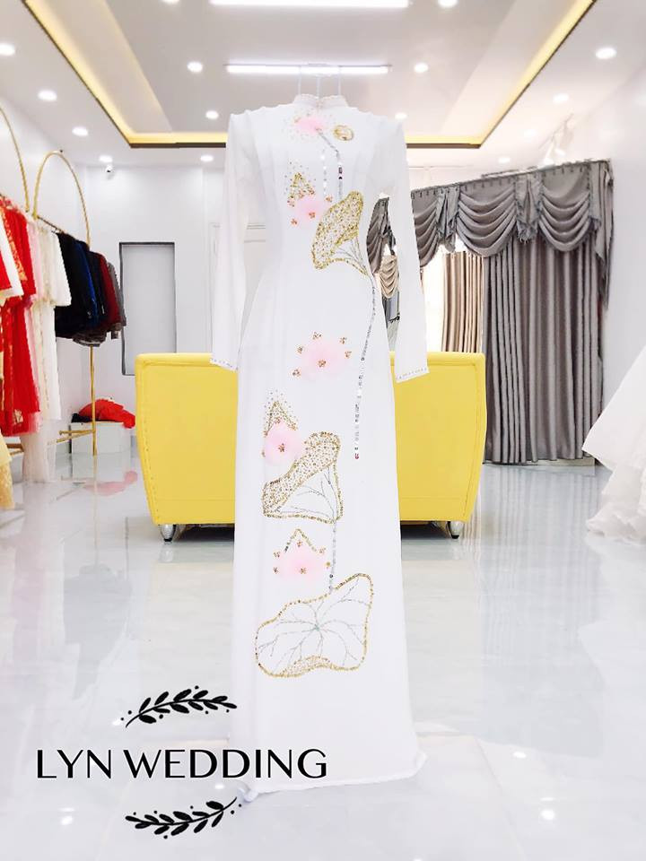 Bộ sưu tập áo dài cưới của Lyn có thiết kế cổ cao, form dáng chít eo vừa phải kết hợp tay áo dài với ống quần suông chạm đất.