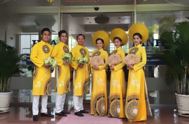 Trang phục biểu diễn Minh Tâm là một trong những địa chỉ uy tín hàng đầu nếu bạn muốn thuê áo dài cưới tại Đà Lạt