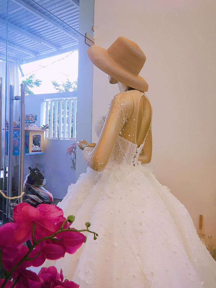 Misa Nguyễn còn cung cấp dịch vụ cho thuê váy cưới