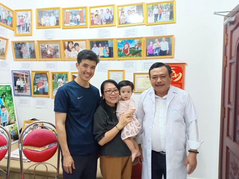 Lương y Nguyễn Phú Lâm cùng gia đình cậu nhóc được sinh ra nhờ bài thuốc của ôngm