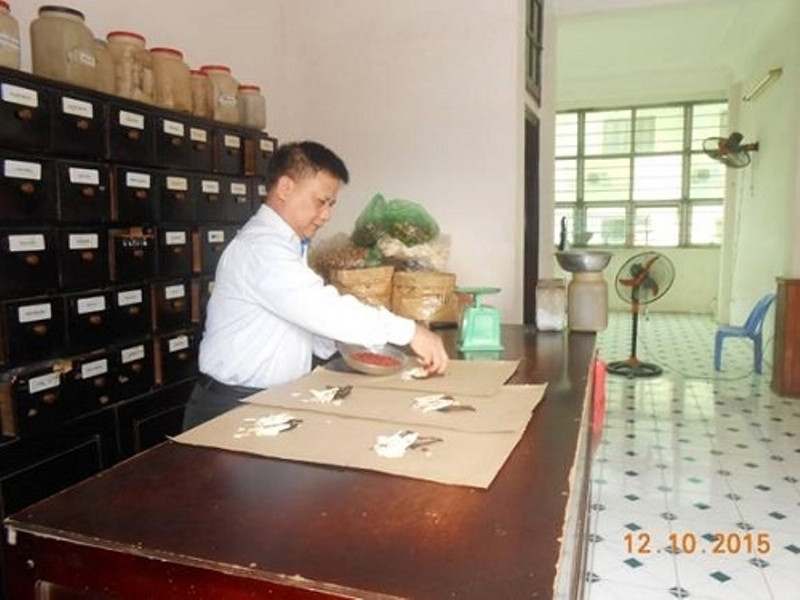Lương y Nguyễn Đình Khiêm đang bốc thuốc cho bệnh nhân
