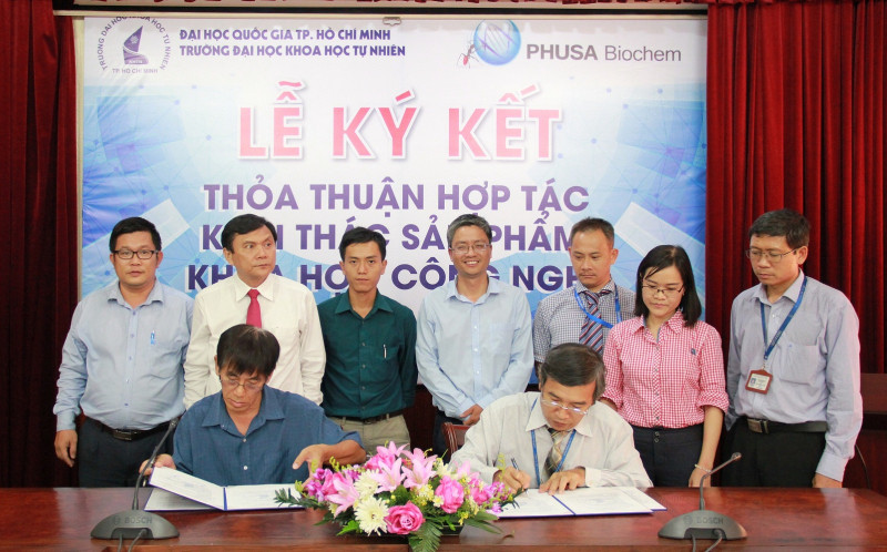 Trường ĐH KHTN, ĐHQG-HCM và Công ty Sinh hóa Phù Sa ký kết hợp tác khai tác sản phẩm khoa học công nghiệp