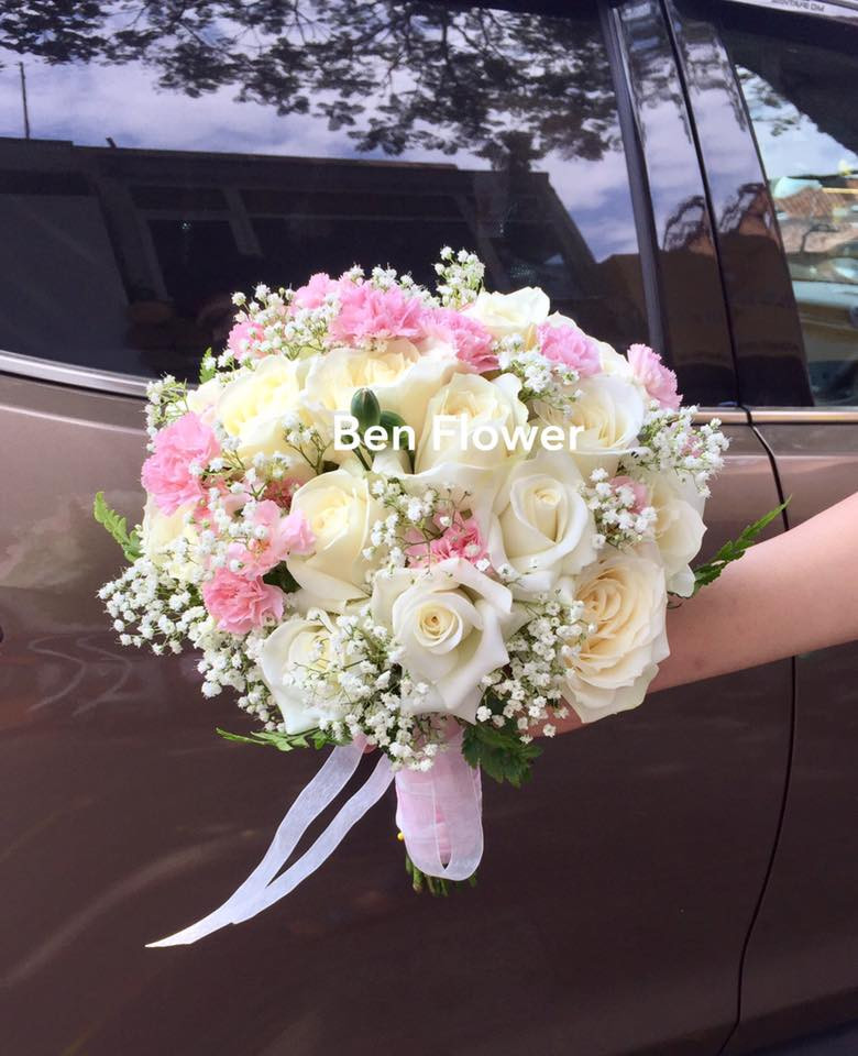 Bó hoa cưới làm từ những bông hoa đủ sắc màu