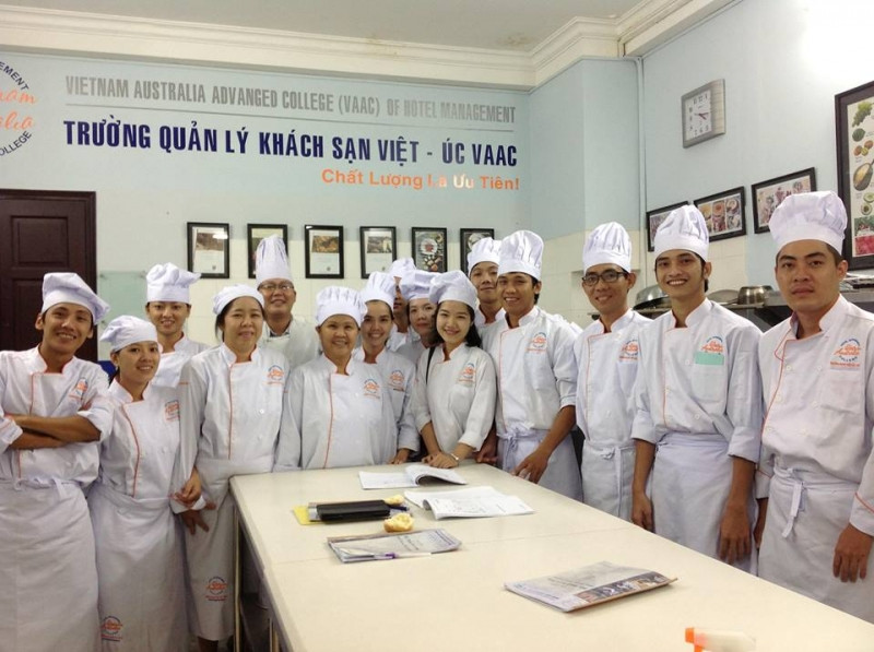 Trường Quản lý Khách sạn Việt – Úc còn mở thêm lớp giảng dạy về kỹ thuật biểu diễn chuyên nghiệp cho những ai yêu thích bộ môn hoa mỹ này