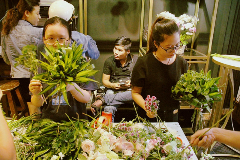 Các bạn học viên theo học tại Việt - Edu sẽ được giáo viên chỉ dạy cách cắm hoa cưới, cắm hoa khai trương, cắm hoa sinh nhật, cắm hoa giỏ