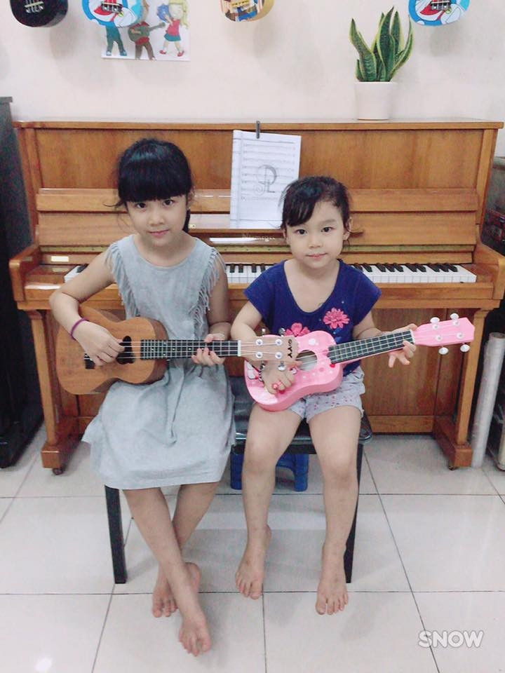 Hai học viên nhí của trung tâm âm nhạc Việt