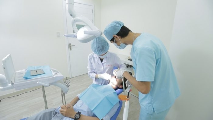 Bác sĩ tiến hành trám răng thẩm mỹ tại phòng phẫu thuật hiện đại