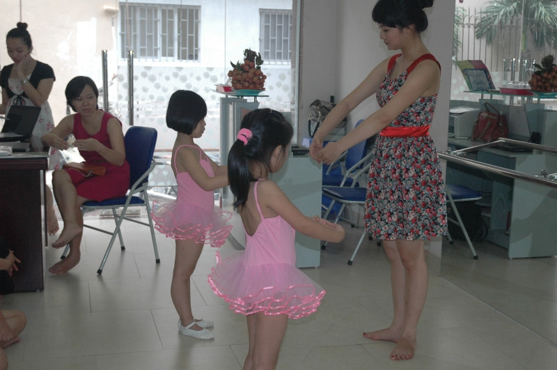 Dạy múa cho trẻ tại Vietskill