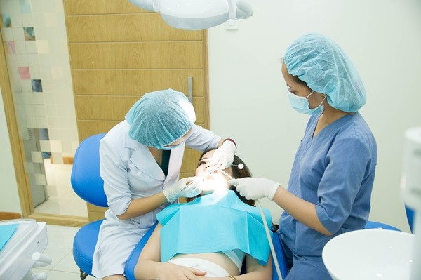 Cạo vôi răng sẽ được thực hiện trong phòng nha khoa siêu âm vô trùng.