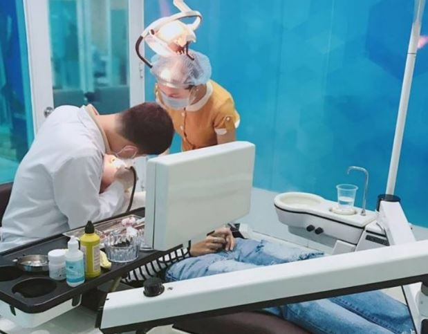 Khách hàng cạo vôi răng bằng máy siêu âm tại nha khoa Hollywood