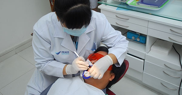 Khách hàng lấy cao răng tại Nha khoa Peace Dentistry