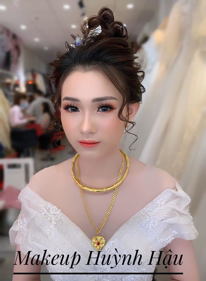 Huỳnh Hậu Makeup Artist