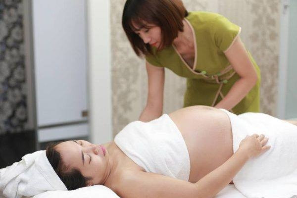 Khách hàng massage bầu tại MB Center