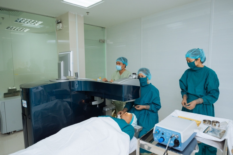 Bệnh viện mắt kỹ thuật cao Phương Nam được xem là bệnh viện có hệ thống máy mổ Laser Excimer WAVELIGHT EX 500 của hãng Alcon – Mỹ tốt nhất hiện nay tại TP. HCM