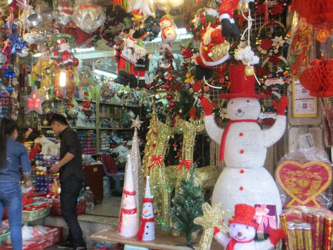 Phố Núi Trúc – địa điểm bán đồ Noel nhộn nhịp khu vực quận Ba Đình