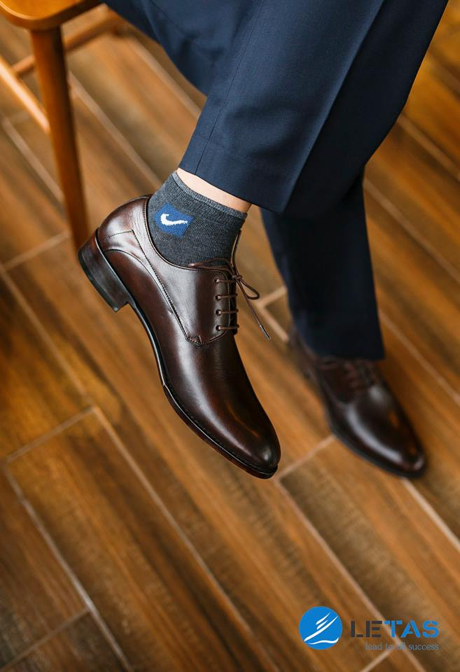 Với thiết kế đơn giản, da bò khiến các chành trai có cảm giác êm ái khi xỏ chân vào từng đôi giày
