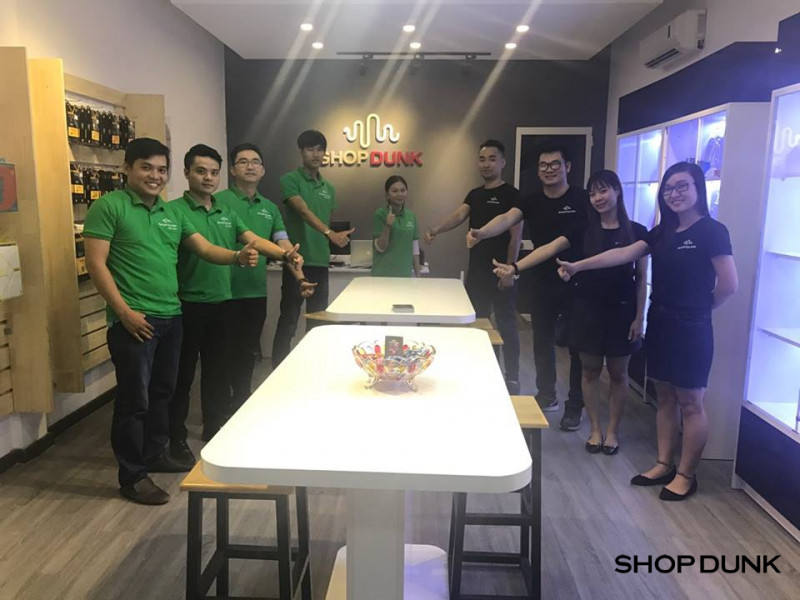 Đội ngũ nhân viên nhiệt tình, thân thiện của ShopDunk Lê Hồng Phong.