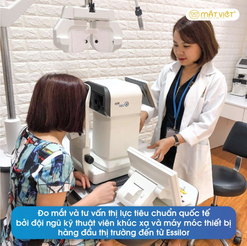 Mắt Việt Hào Phát Bào Lộc còn được trang bị hệ thống máy móc thiết bị hiện đại bậc nhất, đội ngũ kỹ thuật viên khúc xạ và nhân viên tư vấn bán hàng được huấn luyện và đào tạo bởi các chuyên gia hàng đầu