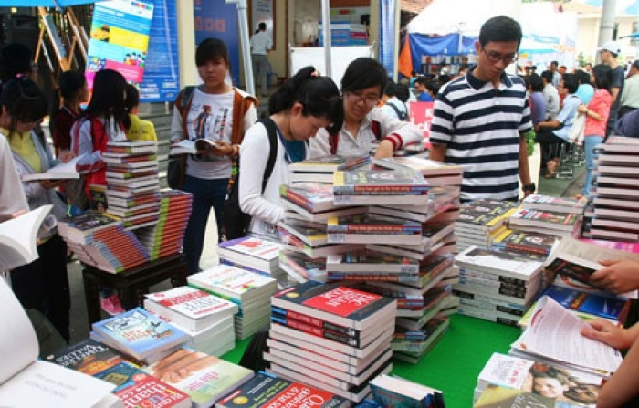 Phố sách Nguyễn Văn Cừ luôn tấp nập những bạn đọc