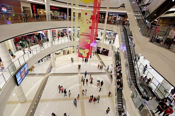 Hình ảnh bên trong trung tâm thương mại nhiều người đến mua sắm