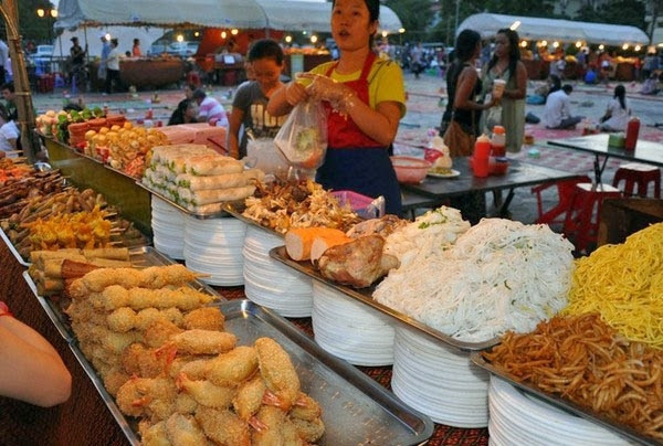 Quầy bán thức ăn hấp dẫn ở khu chợ