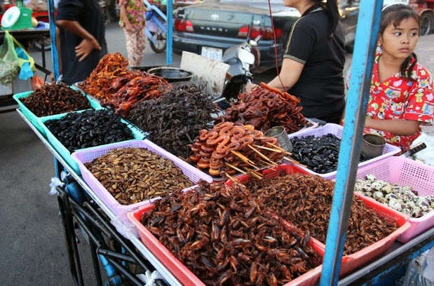Xe đẩy đặc sản là những món ăn côn trùng ở chợ