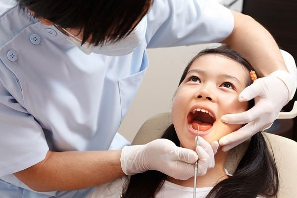 Bác sĩ điều trị răng cho bé tại Á Châu