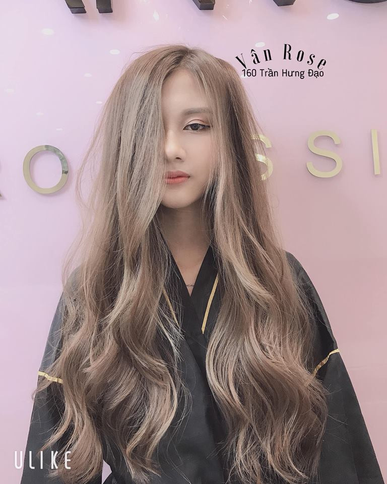 Vân Rose luôn nỗ lực là salon tiên phong tại thành phố Bắc Ninh trong chất lượng dịch vụ, kĩ thuật tạo kiểu, uốn,n huôm tóc và tư vấn sản phẩm