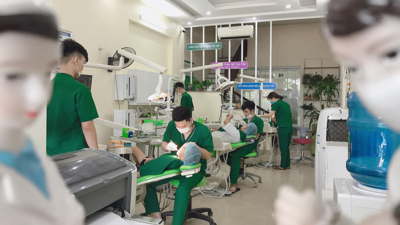 Đội ngũ nhân viên, bác sĩ tại Nha khoa Gia đình Bắc Ninh luôn tận tâm với khách hàng