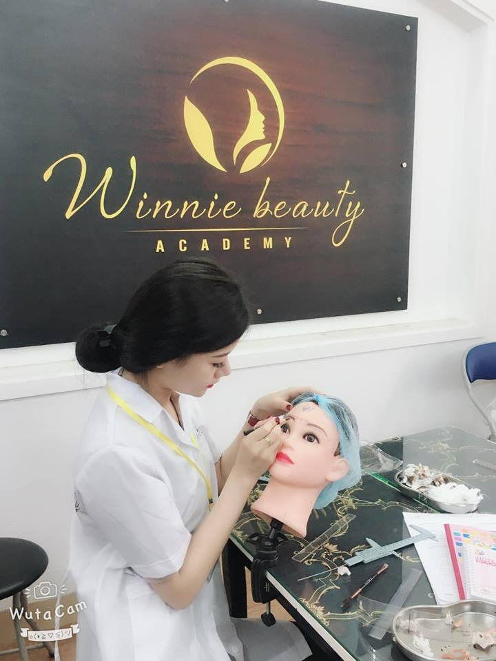 Linh Linh học tập, nâng cao tay nghề tại Winnie beauty