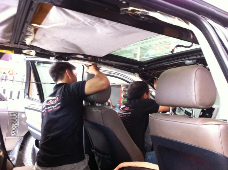 Nhân viên của Phương Đông Auto đang bóc và dán lại trần của BMW X5