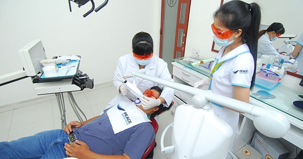 Khách hàng trải nghiệm dịch vụ làm trắng răng tại Peace Dentistry