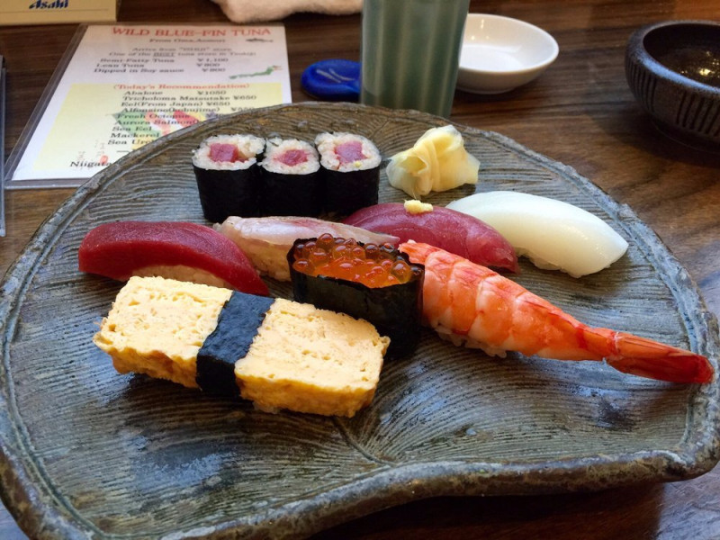Nét đẹp Nhật Bản còn được nhà hàng Tokyo tỉ mỉ thể hiện qua các món ăn, nơi đây có rất nhiều món ăn truyền thống của Nhật như sushi, mì udon, mì ramen,.. được đầu bếp khéo léo chế biến.