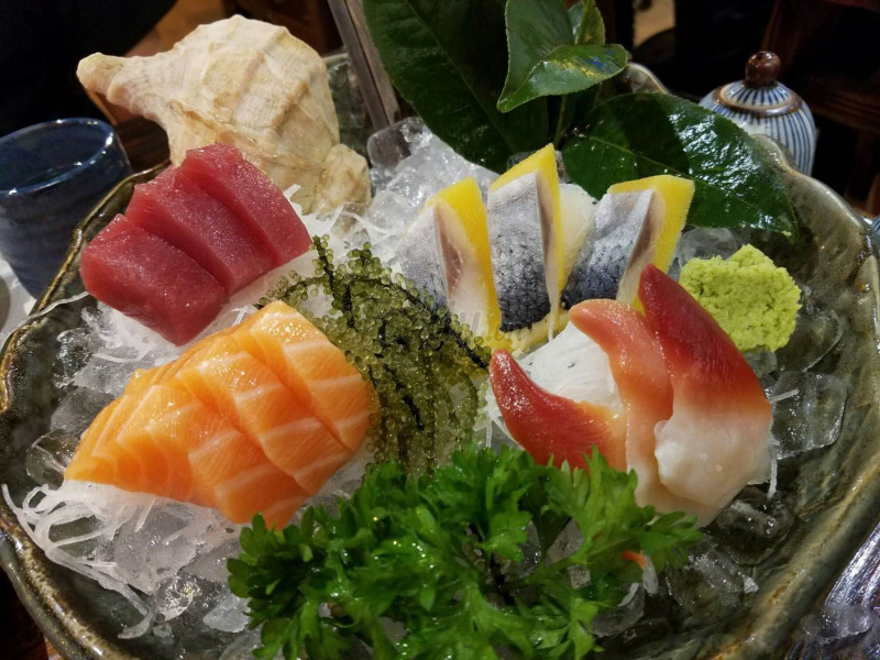Đến với nhà hàng Sake bạn sẽ có cơ hội khám phá nét đẹp trong ẩm thực Nhật Bản trong không gian thoải mái cùng với sự phục vụ chu đáo của nhân viên nhà hàng.