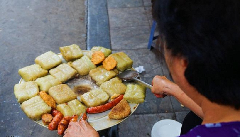 Đây là quán duy nhất ở Hà Nội bán nửa cái bánh chưng cho khách